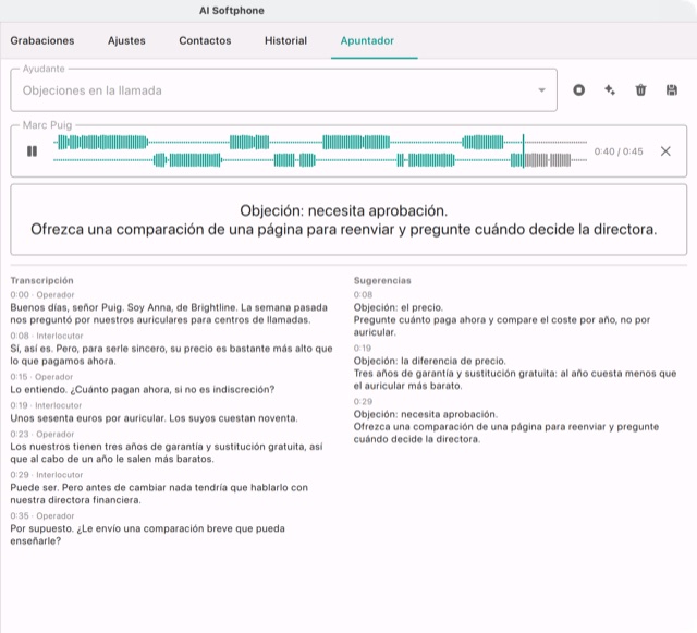 El apuntador ensayando una llamada de ventas: la transcripción a la izquierda, las sugerencias a la derecha y la más reciente repetida en grande encima