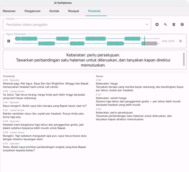 Pembisik sedang melatih panggilan penjualan: transkrip di kiri, saran di kanan, saran terbaru diulang besar di atasnya
