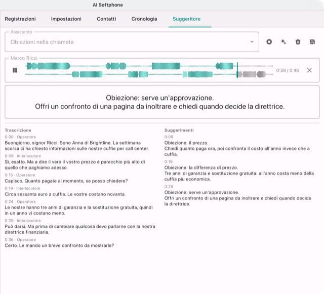 Il suggeritore in prova su una chiamata di vendita: la trascrizione a sinistra, i suggerimenti a destra, il più recente ripetuto in grande sopra