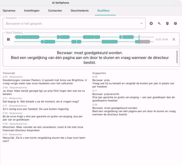 De souffleur repeteert een verkoopgesprek: links het transcript, rechts de suggesties, de nieuwste groot erboven herhaald