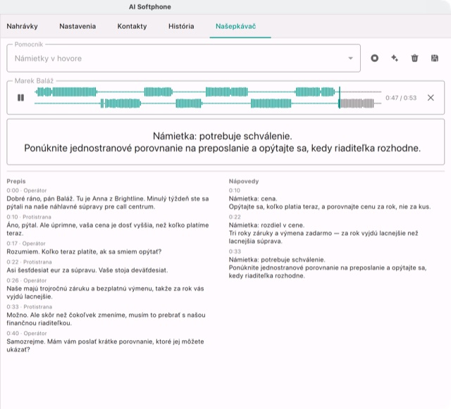 Našepkávač pri skúške predajného hovoru: vľavo prepis, vpravo nápovedy, najnovšia zopakovaná veľkým písmom nad nimi