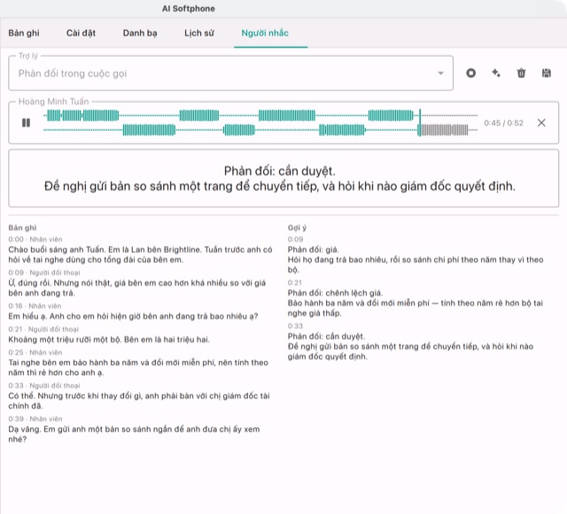 Người nhắc đang diễn tập một cuộc gọi bán hàng: bản ghi bên trái, gợi ý bên phải, gợi ý mới nhất lặp lại bằng chữ lớn ở trên
